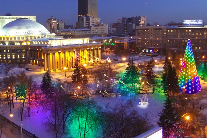 Высочайшие, дорогие, протестные: кто и за сколько ставит главные елки Сибири