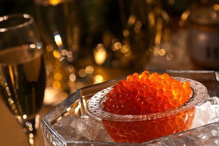 Участников «торжественного приема» у иркутского губернатора к 9 мая напоят вином и накормят икрой