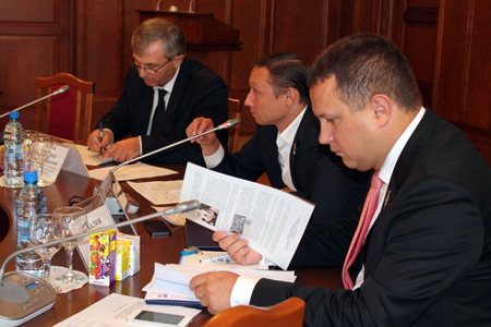 «Идеальный продукт»: новосибирские депутаты и чиновники обсудили программу «Школьное молоко»