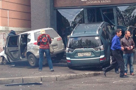 Жительница Новосибирска въехала в двери Trend Bar на внедорожнике (фото) Жительница Новосибирска въехала в двери Trend Bar на внедорожнике (фото)