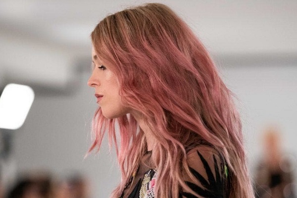 нежно розовая краска для волос 