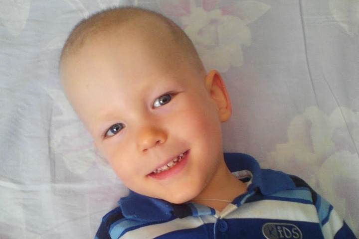 Двухлетнему новосибирцу необходимо дорогое инвалидное кресло