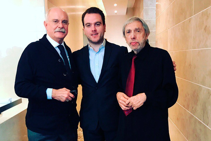 Известного скрипача, открывшего доску Ким Чен Иру в Новосибирске, задержали на таможне Известного скрипача, открывшего доску Ким Чен Иру в Новосибирске, задержали на таможне