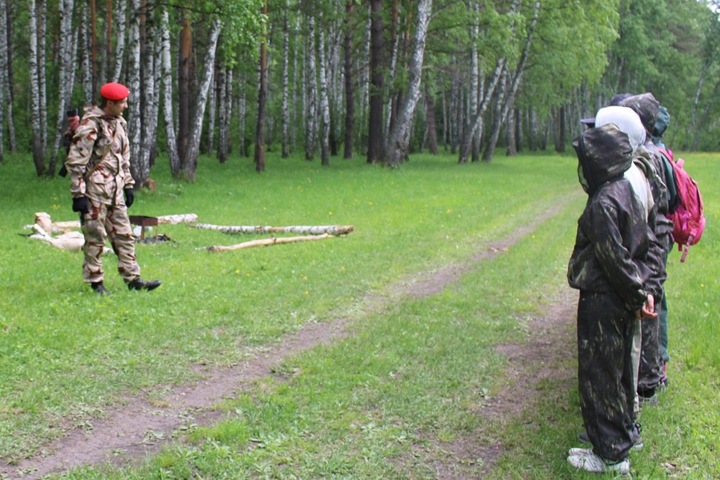 Главу новосибирского клуба юнармейцев отстранили после нападения на детский лагерь