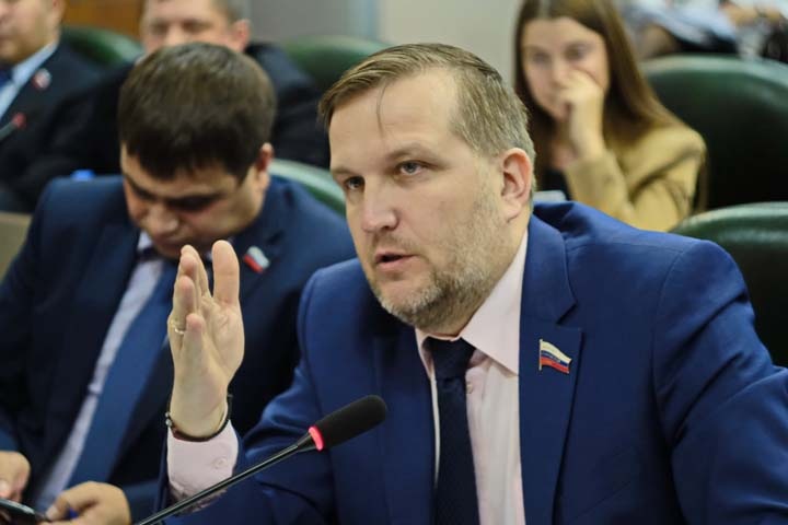 Оставшегося на голосовании по лишению мандатов в бийской гордуме депутата исключили из «Единой России»