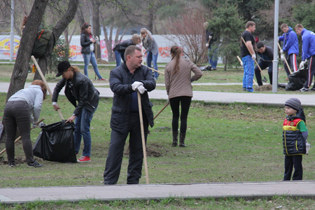 Общегородской субботник в Новосибирске собрал около 100 тысяч участников