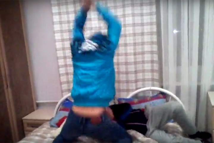 Воспитанники омского интерната устроили расправу над соседом и сняли ее на видео Воспитанники омского интерната устроили расправу над соседом и сняли ее на видео