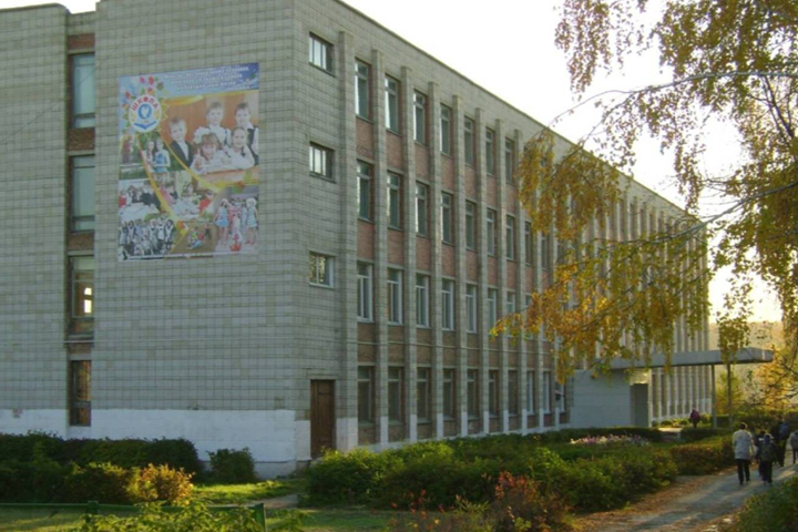 Дети в Искитиме третий год учатся в школе с протекающей крышей Дети в Искитиме третий год учатся в школе с протекающей крышей