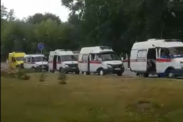 Новосибирский минздрав списал очередь из «скорых» перед коронавирусным госпиталем на дорожные пробки