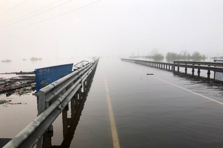 Более 1,5 тыс. автомобилей стоят на заблокированной паводком трассе в Сибири