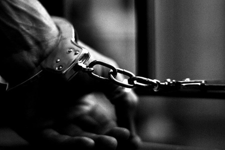 Иркутские автомобилисты посадили знакомого на цепь за долг в 55 тыс. рублей 