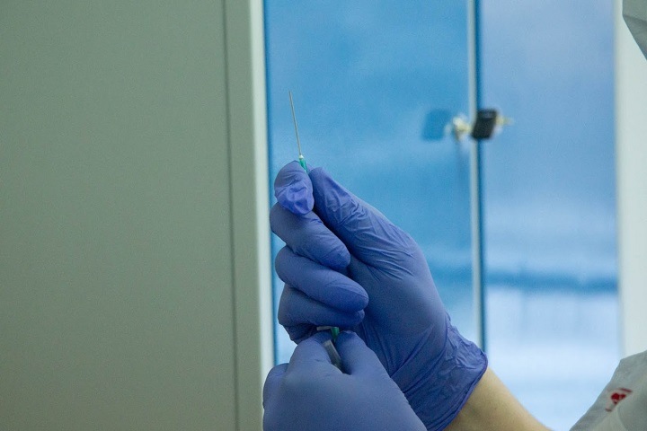 Сибирским педагогам и врачам грозят отстранением от работы за отказ прививаться от COVID-19