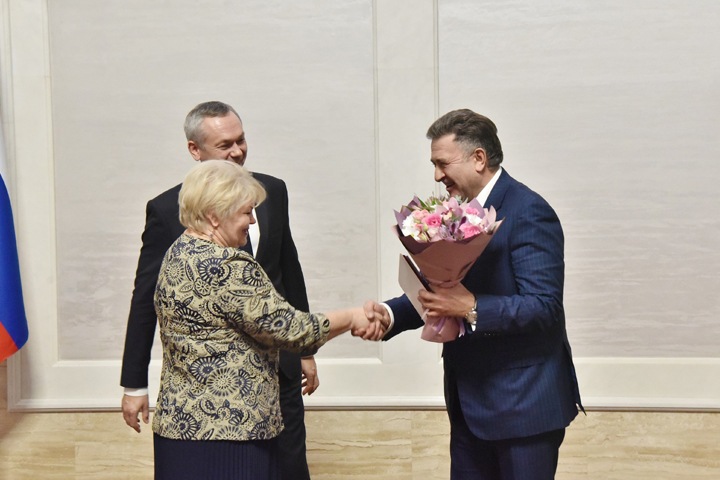 Лучшим специалистам Новосибирской области вручили награды. Среди них есть депутаты