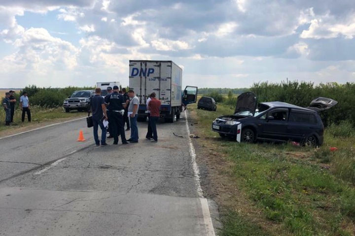Трое взрослых и ребенок погибли в страшном ДТП в Новосибирской области