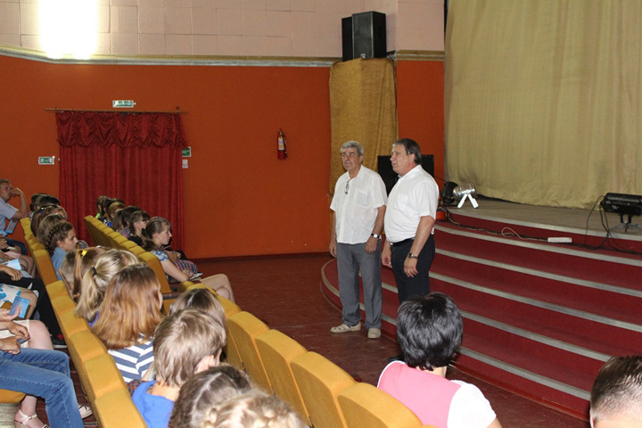 Выпускников в районах Новосибирской области поздравили бесплатным спектаклем