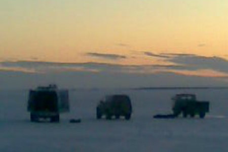 Спасатели приступили к поискам тел двух рыбаков, оставшихся в машине подо льдом Новосибирского водохранилища Спасатели приступили к поискам тел двух рыбаков, оставшихся в машине подо льдом Новосибирского водохранилища