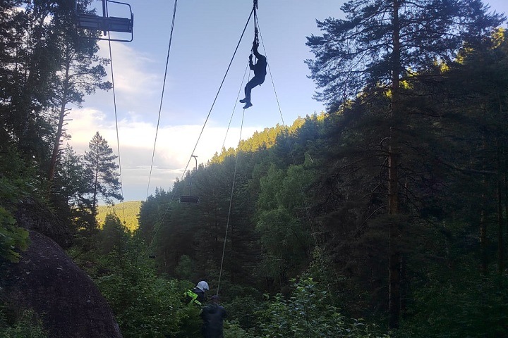 Дерево упало на канатную дорогу на алтайском курорте. Спасать пришлось больше 40 человек