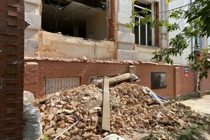 Бетонная плита рухнула на рабочих в Новосибирске