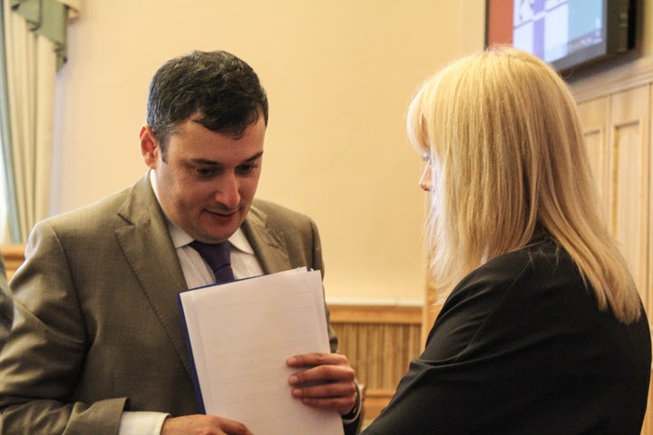 Роскомнадзор потребовал от «Бабра» удалить заметку о депутате Хинштейне в трусах