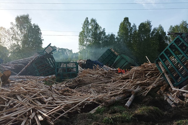 Уголовное дело возбуждено после крушения поезда с лесом и свинцом в Красноярском крае