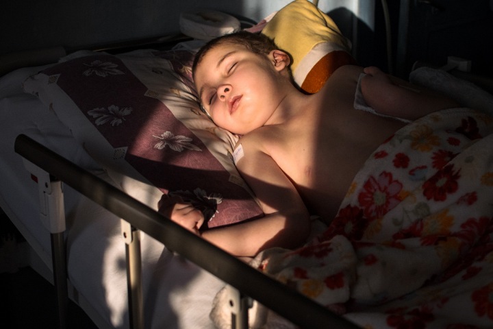 «Ребенок рано или поздно уйдет, но нужно жить дальше»: чем помочь мальчику, которого нельзя вылечить