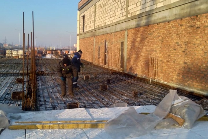 Первую со времен СССР школу не смогли достроить в Чите, потому что не приехали рабочие из Китая Первую со времен СССР школу не смогли достроить в Чите, потому что не приехали рабочие из Китая