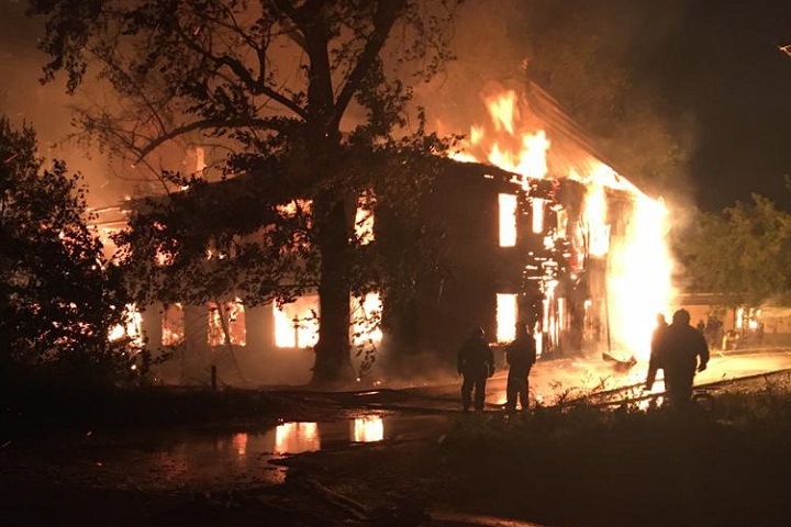 Барак сгорел ночью в Новосибирске. Фото