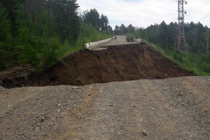 Дорога обрушилась в Чите, многоквартирный дом уходит под землю