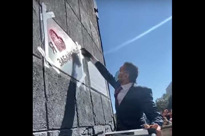 Губернатор Забайкалья нарисовал граффити в Чите Губернатор Забайкалья нарисовал граффити в Чите