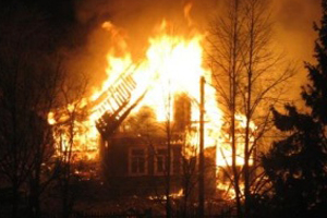 Двое молодых людей в Бурятии пытались сжечь участкового с семьей