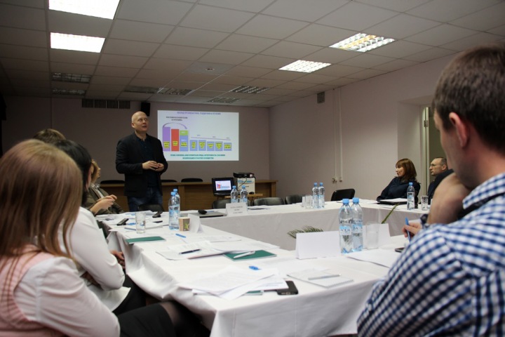 «Пора от слов переходить к делу»: пациенты, врачи и чиновники обсудили эпидемию ВИЧ в Новосибирске