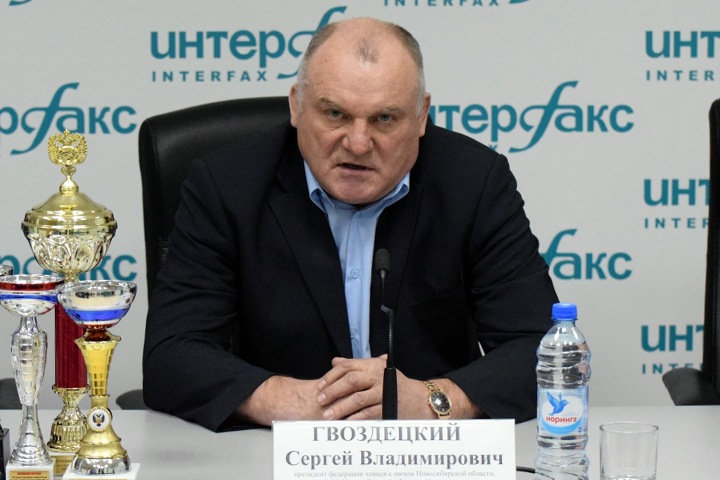 Главу новосибирской федерации хоккея с мячом задержали за взятку