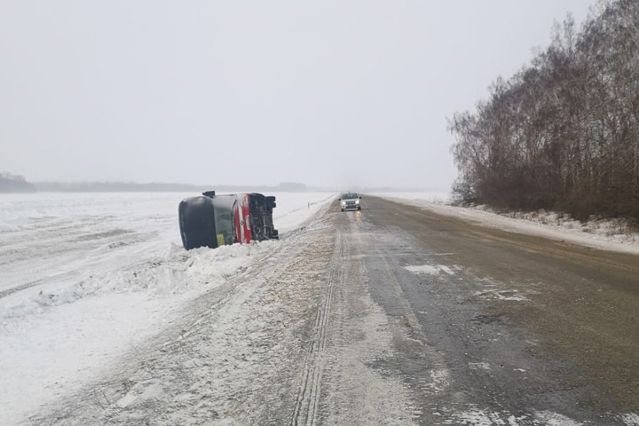 Автобус с 54 пассажирами перевернулся на Алтае
