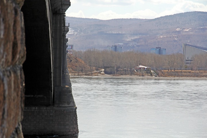 Подозреваемых в убийстве сброшенной в Енисей школьницы арестовали Подозреваемых в убийстве сброшенной в Енисей школьницы арестовали