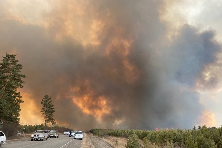 Десятки домов сгорели под Минусинском из-за лесного пожара