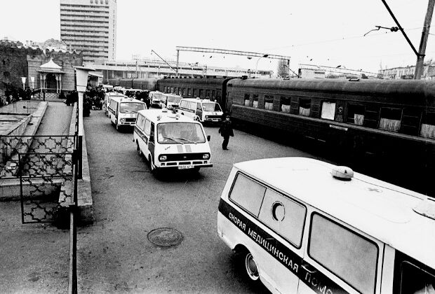 Поезда на Бакинском вокзале с убитыми и ранеными в ходе Ходжалинской резни азербайджанцами. Убитых перевозят на машинах скорой помощи