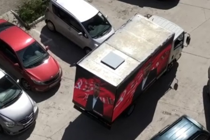 Грузовик с видеопоздравлением от депутата из «ЕР» пустили на улицы Новосибирска