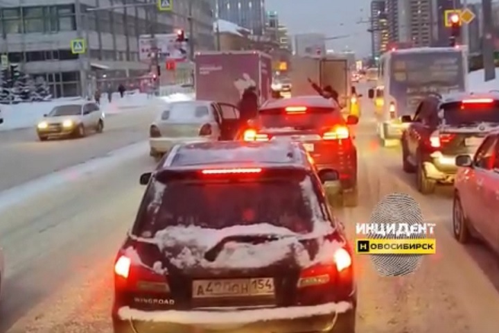 Водитель начал стрелять во время конфликта на дороге в Новосибирске