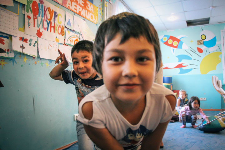 «Маленький Советский Союз»: как помогают детям мигрантов выжить в Сибири