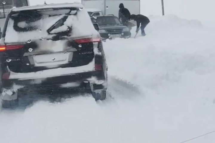 Снег заблокировал алтайский поселок. Его глава не получил помощь, сам чистил дорогу лопатой и подал в отставку Снег заблокировал алтайский поселок. Его глава не получил помощь, сам чистил дорогу лопатой и подал в отставку