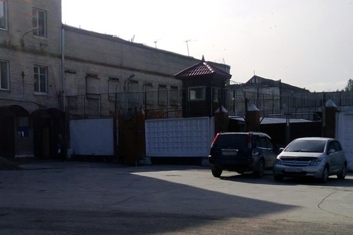 Заключенного обвинили в организации двух неудачных покушений возле новосибирской колонии