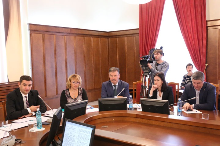 Информационный вакуум для 55 поселений: новосибирские депутаты обсудили переход ТВ на «цифру»