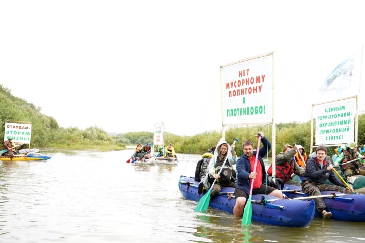 Новосибирцы устроили сплав против строительства мусорных полигонов