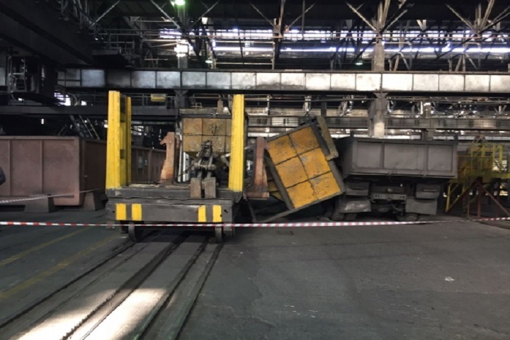 Двухтонный бак упал на рабочего в Новосибирской области