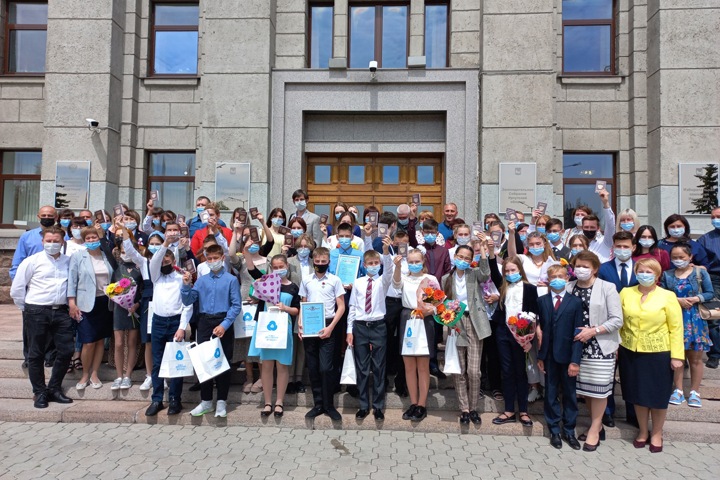 Иркутские власти ужесточили запреты из-за ковида и сами же собрали школьников в правительстве