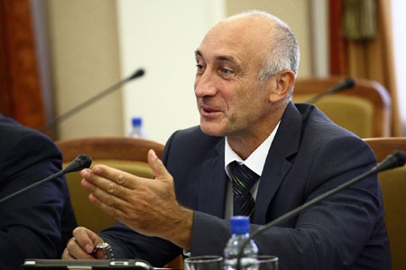 Глава омского Минимущества сбежал от следователей на медобследование в Москву Глава омского Минимущества сбежал от следователей на медобследование в Москву