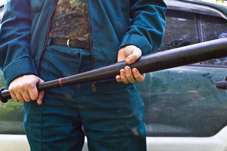 Водитель маршрутки избил железной битой омича, который сделал ему замечание