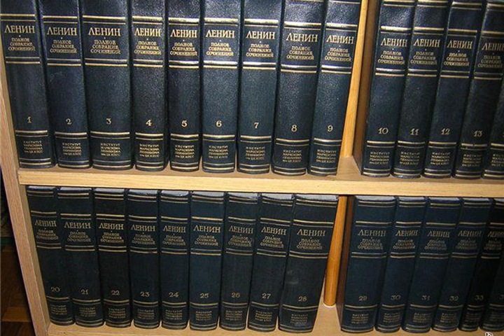 Книги Ленина сожгли в Омске, выступая против политики КПРФ Книги Ленина сожгли в Омске, выступая против политики КПРФ