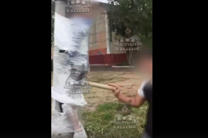 Школьники привязали мальчика пищевой пленкой к столбу в Абакане Школьники привязали мальчика пищевой пленкой к столбу в Абакане