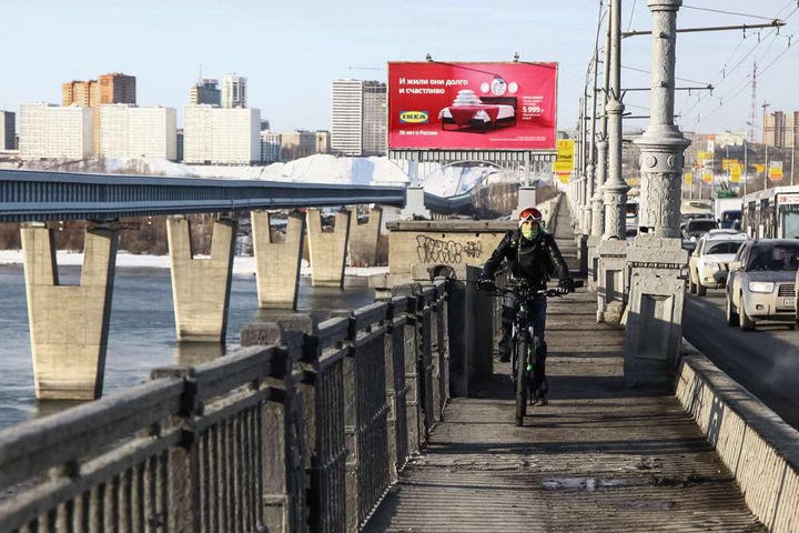 Мэрия Новосибирска закрывает пешеходные дорожки на Коммунальном мосту